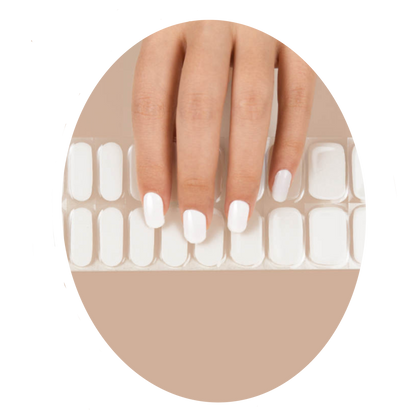 Ongle en gel stickers semi durci Aglaé nail qui durci sous une lampe uv/led , le design est de couleur blanche uni Ongle en gel stickers, semi cured gel nail, gel nails stickers, hailey Biebers nail, nail trend 2023, nails on fleek, manicure, manucure, uñas de gel, unhas de gel, nail art, Aglaé nail